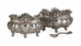 580.  Dos saleritos de plata de estilo Luis XV, interior con depósito de cristal tallado.pp. del S. XX.
