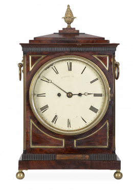 1208.  Reloj Regency de sobremesa de madera de caoba y palma de caoba. Firma frustraInglaterra, Londres h. 1810.
