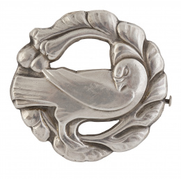 57.  Broche GEORGE JENSEN con diseño de paloma rodeada por marco de hojas