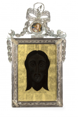 1106.  Santa Faz.Cristal pintado y pan de oro, marco de filigrana.Trabajo español, último cuarto del S. XVIII.