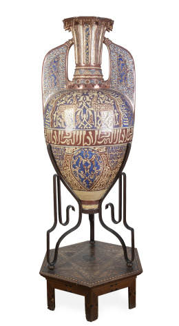 1119.  "Vaso de la Alhambra".Copia al jarrón de las gacelas de la Alhambra del período Nazarí (1301-1400) de cerámica esmaltada en reflejo metálico y azul.Segunda mitad del S. XIX.