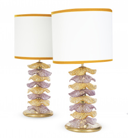 1307.  Pareja de lámparas de mesa de cristal de Murano rosa y amarillo sobre soporte de metal dorado.S. XX.