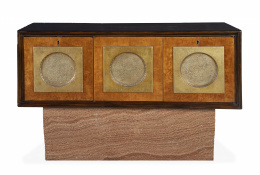 1296.  Aparador de estilo Art Decó con base de mármol y cuerpo de madera con tres tondos de metal dorado.Italia, S. XX.