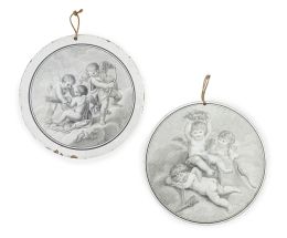 1076.  Pareja de tondos en loza fina con decoración de grisalla estampada con puttis. Marca incisa y estampada en negro: "Manuf. d'impression Faine Porcelaine par Brevet D'envention Paris".Creil, h. 1820-1830.