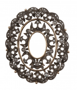 17.  Broche oval portugués S. XVIII-XIX con diamantes con dos orlas de diseño vegetal calado