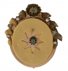 35.  Broche colgante oval S. XIX con guirnalda superior y estrella central adornadas con esmerladas y perlitas fina