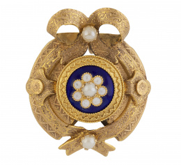 58.  Broche colgante portugués S. XIX con diseño de cintas grabadas que rodean centro circular, con emalte azul