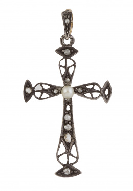 70.  Delicada cruz colgante S. XIX con perlita central y diamantes en brazos con decoración calada