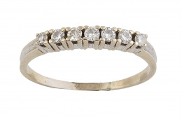 266.  Sortija media alianza de brillantes en montura de garras