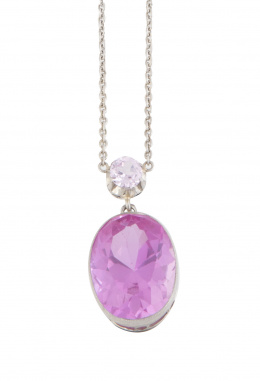 261.  Colgante con rosa de Francia oval que pende de una menor de talla redonda 