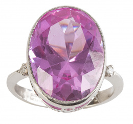 262.  Sortija oval con rosa de Francia flanqueda por dos brillantes como remate de los brazos de la montura