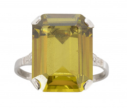 110.  Sortija con doblete de peridoto de talla esmeralda