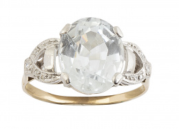 227.  Sortija de pp. S. XX de aguamarina central flanqueada por arcos de brillantitos