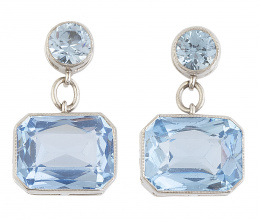 228.  Pendientes largos con aguamarinas sintéticas de talla redonda y esmeralda