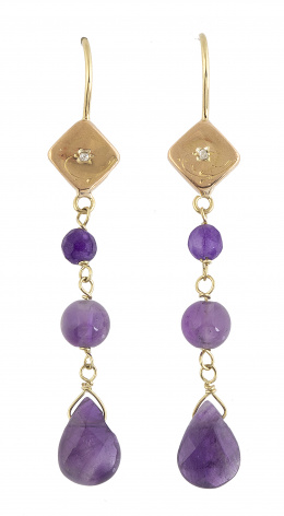 215.  Pendientes largos de amatistas con dos esferas y perilla colgante, con rombo superior decorado por pequeño grabado y diamantito