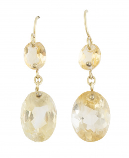 223.  Pendientes largos con dos citrinos ovales unidos por cadena, en oro de 18K