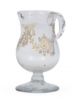 1273.  Jarro de vidrio incoloro grabado a rueda y dorado, decorado con guirnaldas y flores.La Granja, periodo barroco (1727-1787).