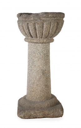 1063.  Pila bautismal de piedra granítica, con decoración gallonada.Quizás trabajo madrileño, S. XVI.