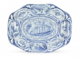 1045.  Bandeja ochavada de cerámica esmaltada en azul y blanco con arquitectura en el asiento y cartelas.Savona, Italia, S. XVIII.