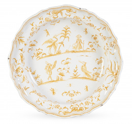 1282.  Fuente honda circular de cerámica esmaltada en ocre.Moustiers, Francia, S. XVIII.