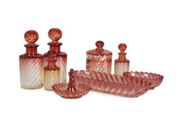 606.  Juego de tocador de cristal rojo y transparente.Baccarat, pp. del S. XX.