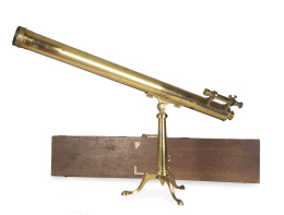 611.  Telescopio de mesa con pies de trípode de bronce dorado en su estuche de madera original.Inglaterra, S. XIX.