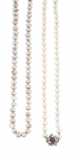 258.  Lote de dos collares de perlas