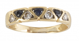 232.  Sortija media alianza con tres zafiros y cuatro circonitas alternos en marcos triangulares