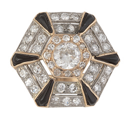 324.  Sortija hexagonal estilo Art-Decó de ónix y brillantes, con brillante central de 0,60 ct