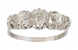 313.  Sortija cintillo de brillantes de talla antigua años 30, de tamaño creciente hacia el centro en montura de garras