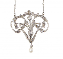 311.  Pendentif Art Nouveau de cintas entrelazadas de diamantes, chatones de brillantes y perla fina colgante