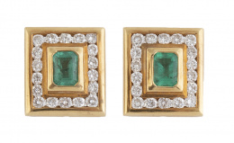377.  Pendientes cuadrados con esmeralda talla esmeralda orlado de btes