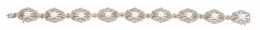279.  Pulsera de brillantes y perlas años 30  con nueve motivos ojivales compuestos por hojitas de diamantes que rodean perla central