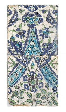 1117.  Dos azulejos Iznik de cerámica esmltada en azul, verde y manganesoTrabajo otomano, S. XVI.
