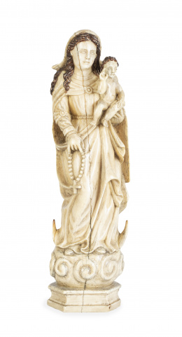 1310.  Virgen con el niño de marfil tallado y policromado.Trabajo indo-portugués, Goa, S. XVII.
