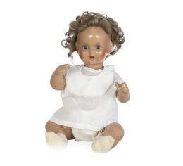 707.  Juanin bebé de lujo.Cartón piedra, ojos durmientes, peluca de pelo rizado rubia y boca abierta.España, años 40.