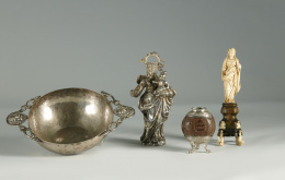 416.  Cuenco con asas de leones de plata, fundida, martilleada y conformada.España S.XIX.