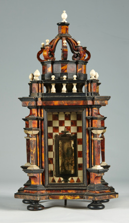 383.  Templete-relicario barroco de marfil, madera ebonizada y carey, con decoración de ajedrezado.Trabajo flamenco o italiano, S. XVII.