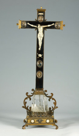 1065.  Cruz de altar con cinco vitrales, en madera de palo santo, marfil, cristal de roca y bronce grabado, con decoración de espejos y roleos.Trabajo napolitano, S. XVII..
