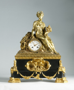 492.  Reloj de sobremesa de bronce dorado y mármol negro, con la figura de Céres sobre plinto.Francia, mediados del S. XIX