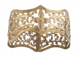 43.  Brazalete Art-Nouveau con flores caladas y perfil sinuoso en metal dorado 