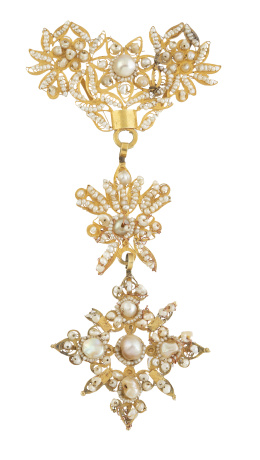 5.  Aderezo salmantino S. XVIII con cruz de pecho y pendientes largos de perlas de aljófar 