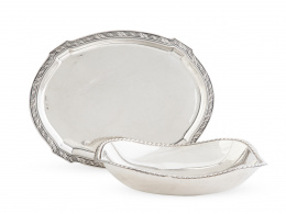 594.  Lote de un centro de plata de Montejo, S. XX y una bandeja de plata de Dionisio Garcia, h. 1940.