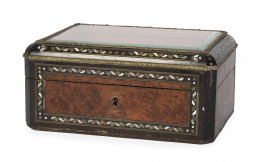 604.  Caja Napoleón III de madera de raíz, madera ebonizada e incrustaciones de metal y nácar.Francia, h. 1890.