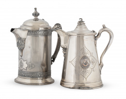 1276.  Dos jarros de metal plateado, decorados en relieve.Francia, ff. del S. XIX.