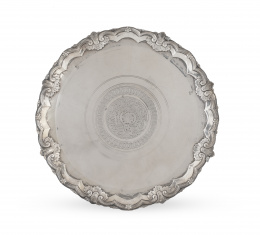 1285.  Fuente circular de plata, decorada con con conchas en el perímetro.S. XVIII.