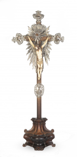 687.  Cristo expirante.Marfil tallado sobre cruz de madera con resplandores en plata y remates lobulados.Trabajo indo-portugués, S XVIII.
