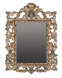 636.  Espejo de madera tallada, policromada y dorada.
España, ff