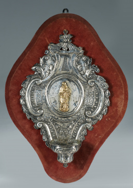 1157.  Pila de agua bendita en plata española repujada, parcialmente dorada y punzonada.A. Piazu, Bilbao, S. XVIII..