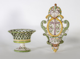 1048.  Frutero de cerámica esmaltada en verde, manganeso y ocre.Trabajo francés, pp. del S. XX.